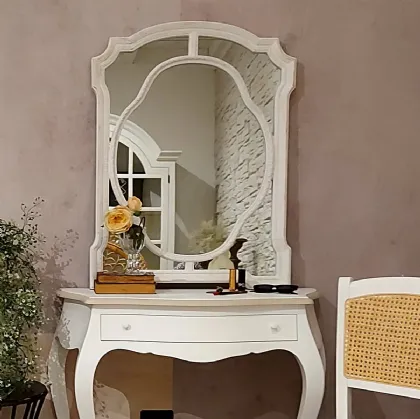 Specchio sagomato Febe in agglomerato, finitura White Vintage lavorato a mano di Dialma Brown