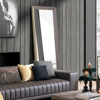 Specchio rettangolare Persefone con cornice in legno massello di Conifera finitura Dark Grey, con telaio esterno in metallo finitura Antique Brass di Dialma Brown