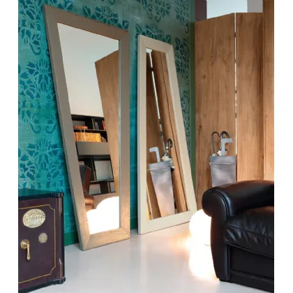 Specchio Trapezio con cornice in legno di Devina Nais