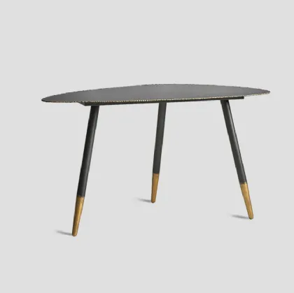 Tavolino sagomato Uadjet in metallo con top con bordo screpolato effetto ottone di Dialma Brown