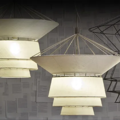 Lampada a sospensione costituita da una griglia tridimensionale in acciaio verniciato parzialmente rivestita in tessuto Bolero di Cattelan Italia