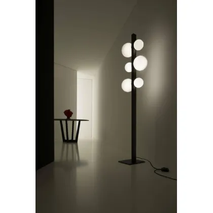 Lampada da terra in alluminio con diffusore in vetro soffiato bianco latte Ics di Vesoi