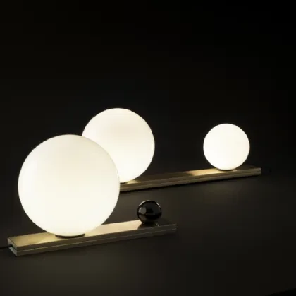 Lampada da tavolo in ottone con diffusore in vetro soffiato bianco latte Nash di Vesoi