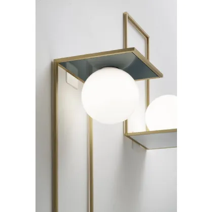 Lampada da parete in ottone con diffusore in vetro bianco latte Sottomultiplo di Vesoi