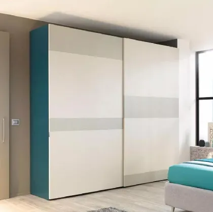 Armadio ad ante scorrevoli con forme geometriche ricche di colore, in finitura laccata opaca NC208 Slider Strip B di Moretti Compact