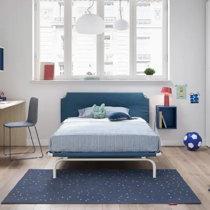 Cameretta componibile con letto ad una piazza e mezza e pensili sospesi Kids space 05 di Nidi