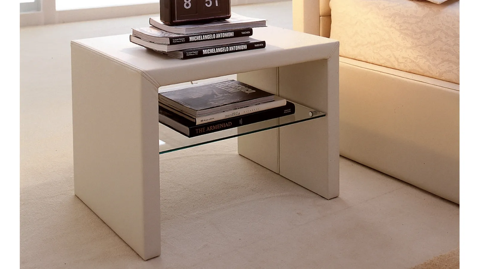 Comodino in legno rivestito in pelle Dorian di Cattelan Italia