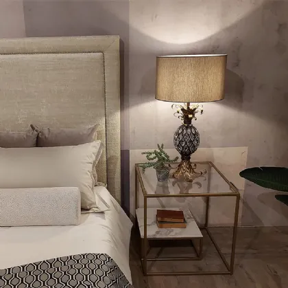 Comodino quadrato Clio con top in Cristallo e ripiano in Gres porcellanato White Stone, struttura in metallo finitura Antique Gold di Dialma Brown