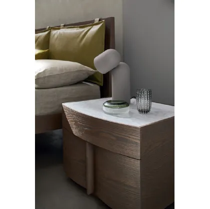 Comodino Icaro in legno con top in marmo di Ballancin