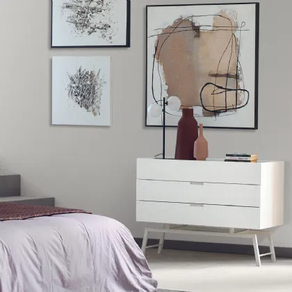 Comò Kubrik110 realizzato in legno laccato con base in metallo dello stesso colore di Dialma Brown