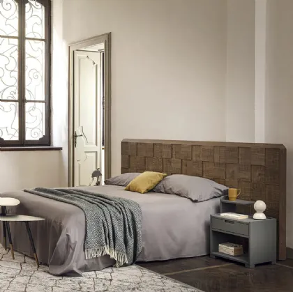Letto con testiera realizzata in legno massello di Conifera Dama270 di Dialma Brown
