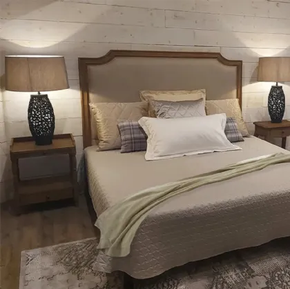 Letto con testiera sagomata in legno massello di Rovere naturale spazzolato, con imbottitura e rivestimento in tessuto Emera di Dialma Brown