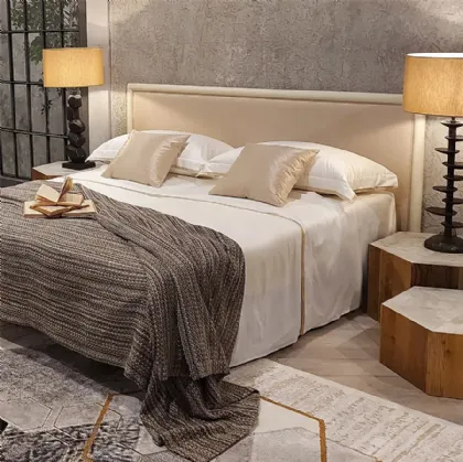 Letto con testiera in legno massello laccato White Vintage, con imbottitura e rivestimento in tessuto Era di Dialma Brown