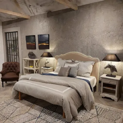 Letto con testiera sagomata in legno massello laccato White Vintage, con imbottitura e rivestimento in tessuto Freia di Dialma Brown