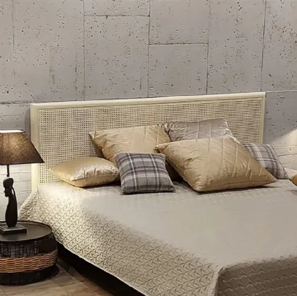 Letto con testiera Gaia in legno massello laccato White vintage con Paglia di Vienna di Dialma Brown