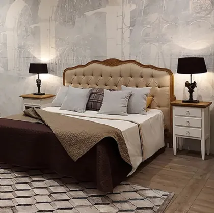 Letto con testiera sagomata in legno massello di Rovere naturale spazzolato rivestita in tessuto di lino trapuntato Geras di Dialma Brown