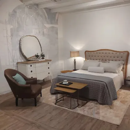 Letto con testiera sagomata in legno massello di Rovere naturale spazzolato rivestita in tessuto di lino trapuntato Hapi di Dialma Brown