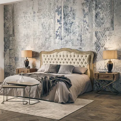 Letto con testiera sagomata in legno massello di Rovere naturale spazzolato rivestita in tessuto trapuntato Horta di Dialma Brown