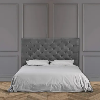 Letto matrimoniale con testiera Kassia in vera pelle con finitura Capitonné di Dialma Brown