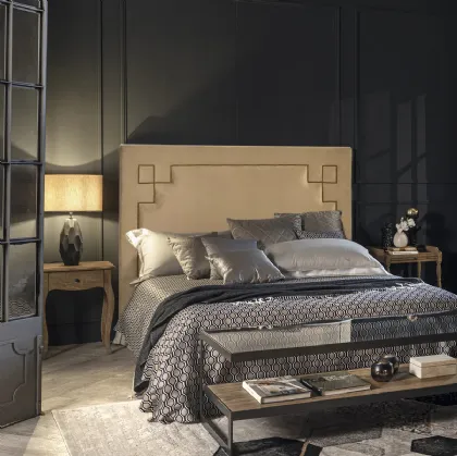 Letto con testiera rivestita in tessuto con design geometrico borchiato Pinthea di Dialma Brown