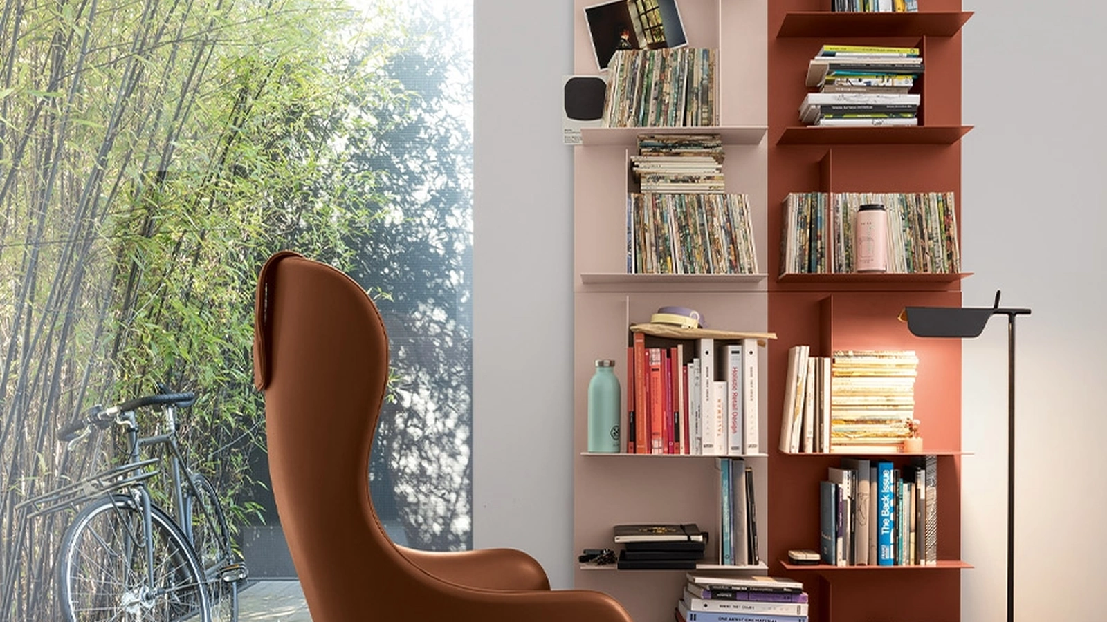 Libreria sospesa Avenue in metallo di Kristalia