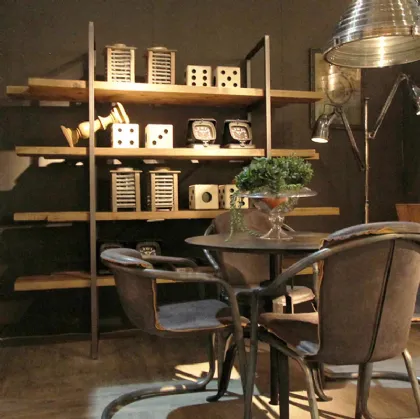 Libreria a muro Carpenter con struttura in metallo finitura Ferro Brunito e piani in legno vecchio finitura naturale di Dialma Brown