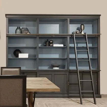 Libreria a muro in legno con scaletta Idea 2 con interni laccati color Blu ed esterno laccato Lavagna e particolari in metallo di Dialma Brown