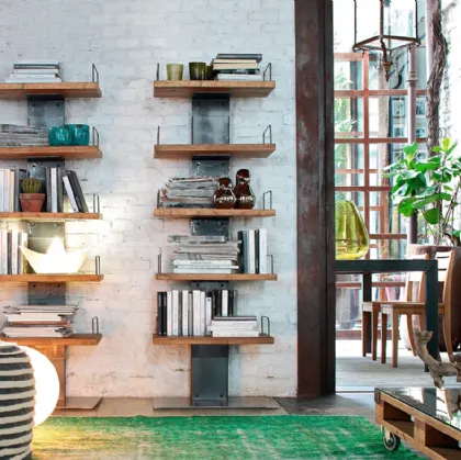 Libreria componibile Infinity con struttura in ferro e ripiani in Rovere massello di Devina Nais