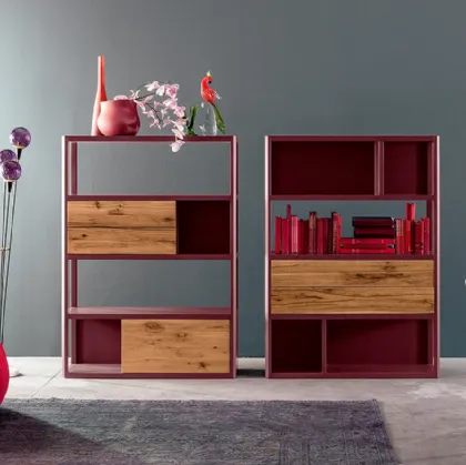 Libreria a muro in Rovere massello laccato Bordeaux e naturale Jolly di Devina Nais