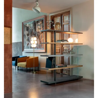 Libreria Zero 16 in legno massello di Rovere con schienale in vetro trasparente di Devina Nais