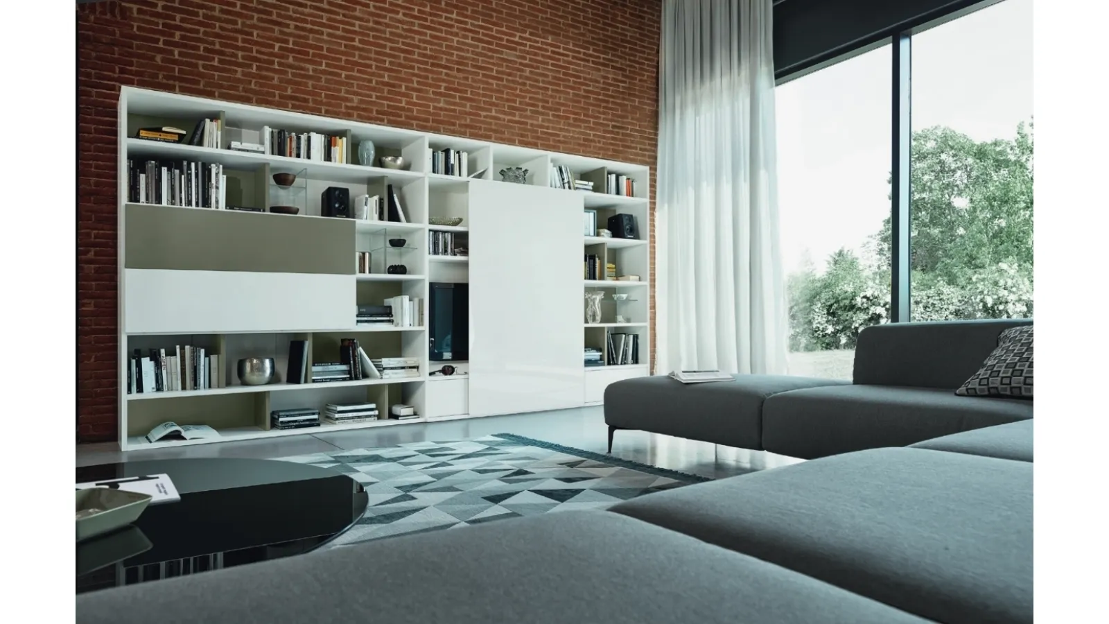 Libreria a muro Modo M6C95 in laccato opaco con anta in vetro lucido di Sangiacomo