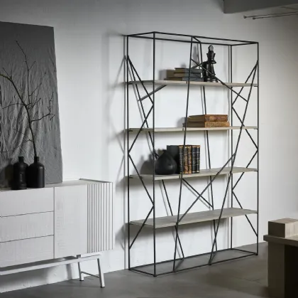 Libreria bifacciale Two Side realizzata in metallo zigrinato laccato con ripiani in legno massello di Conifera di Dialma Brown
