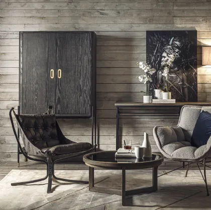 Madia alta Alya realizzata in legno stratificato e legno massello di Rovere laccato color brunito con base in metallo color Grafite e piedini in ottone di Dialma Brown