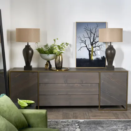 Madia Amatore realizzata in legno massello di Conifera colore Dark Grey con struttura in metallo color Antique Brass di Dialma Brown