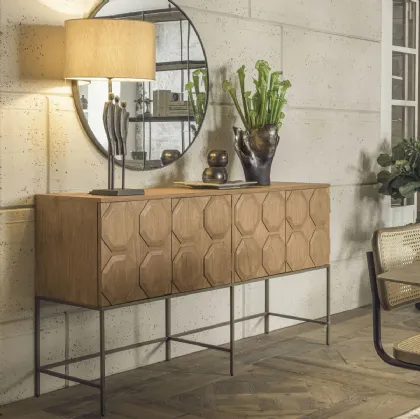 Madia Barceloneta realizzata in legno stratificato e legno massello di Mindi naturale con base in metallo color Light Brass di Dialma Brown