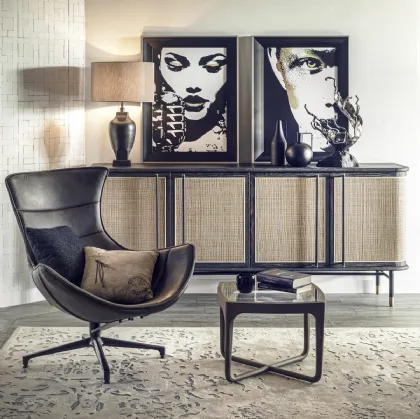 Madia Cassiopea realizzata in legno stratificato e legno massello di Rovere laccato color brunito cannettato con base in metallo color Grafite e piedini in ottone di Dialma Brown