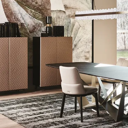 Madia in legno goffrato con base in acciaio e ante in ecopelle Tiffany di Cattelan Italia