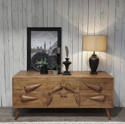 Madia Pergamena intagliata a mano e realizzata in legno massello di Teak naturale di Dialma Brown