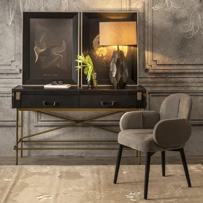 Mobile ingresso Consolle Eclipse realizzata in legno stratificato e laccato, rivestita in vera pelle color Ardesiato con base in metallo color ottone di Dialma Brown