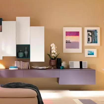 Parete attrezzata a 4 ante sfasate in laminato frassino bianco, 2 vani giorno color pavone e base sospesa LV101 di Moretti Compact