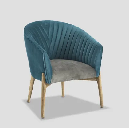 Poltroncina Aberdeen in tessuto rifinito a doghe fitte con gambe in legno naturale di Dialma Brown