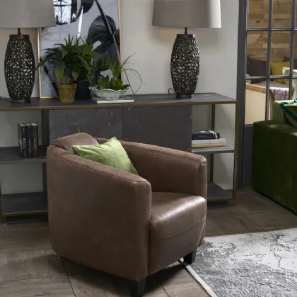 Poltroncina Canterbury in vera Pelle con piedi in legno di Dialma Brown