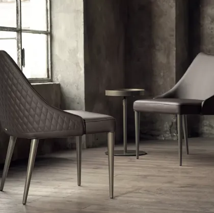 Poltroncina Clara in ecopelle con base in acciaio laccato di Bontempi