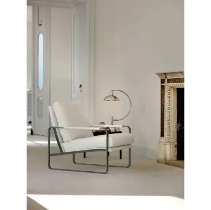 Poltrona Clarissa rivestita in tessuto imbottito con struttura in acciaio laccato di Bontempi