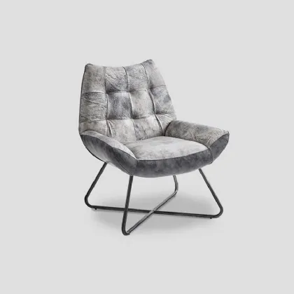 Poltrona Evia in vera pelle trapuntata con base in metallo di Dialma Brown