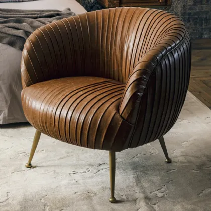 Poltroncina imbottita Handrea rivestita in vera pelle con base in metallo color ottone di Dialma Brown