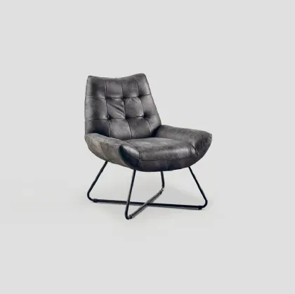 Poltrona Edinburgo in vera pelle trapuntata con base in metallo di Dialma Brown