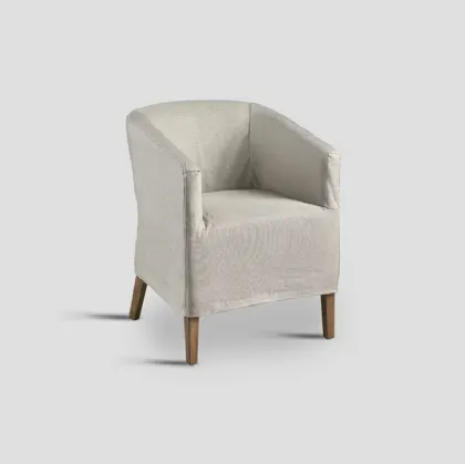 Poltroncina imbottita Weymouth in tessuto con piedi in legno di Dialma Brown