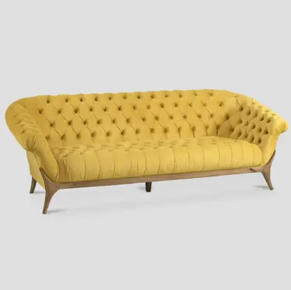 Divano lineare Chelsea in tessuto cangiante Giallo con finitura Capitonnè e base in legno massello di Mindi naturale di Dialma Brown