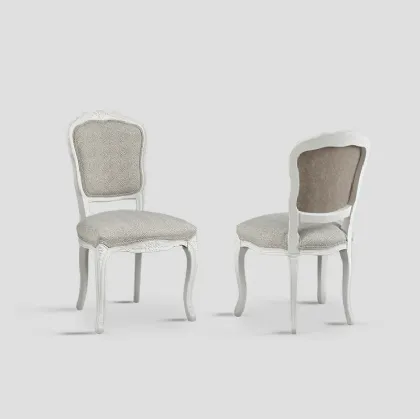 Sedia Corinne imbottita e rivestita in tessuto con struttura in legno massello laccato White Vintage di Dialma Brown